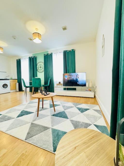 Classy Center With Free Parking Apartment Southampton