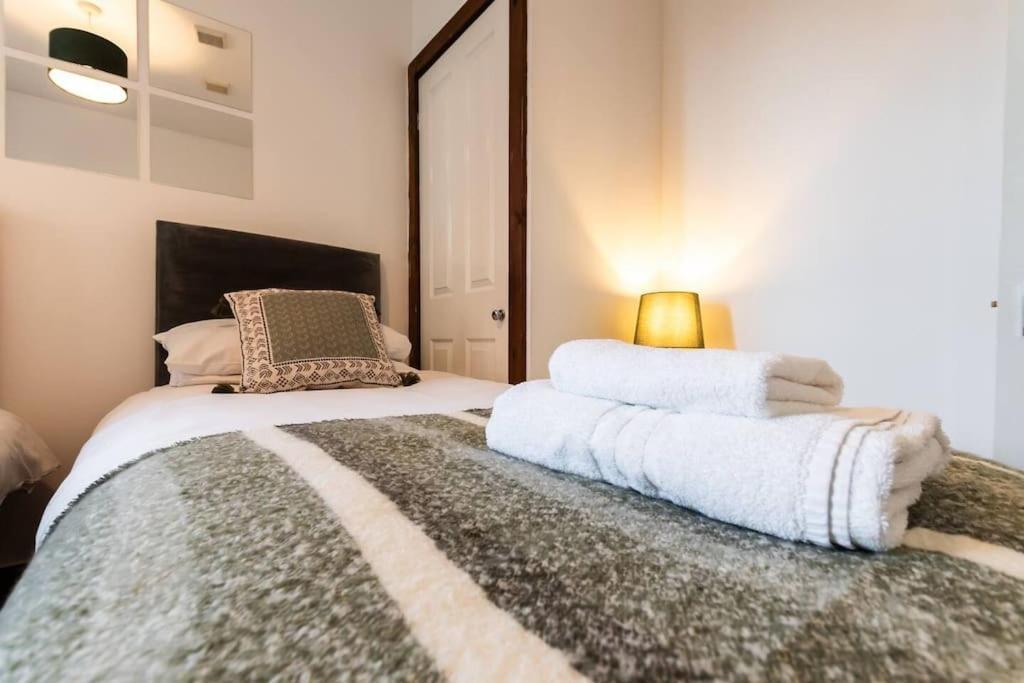 Classy Center With Free Parking Apartment *