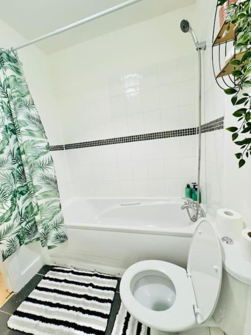 Classy Center With Free Parking Apartment *